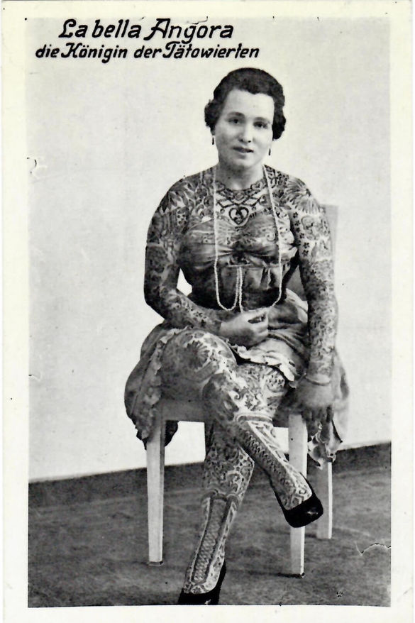 Abbildung einer Postkarte einer tätowierten Frau, um 1940